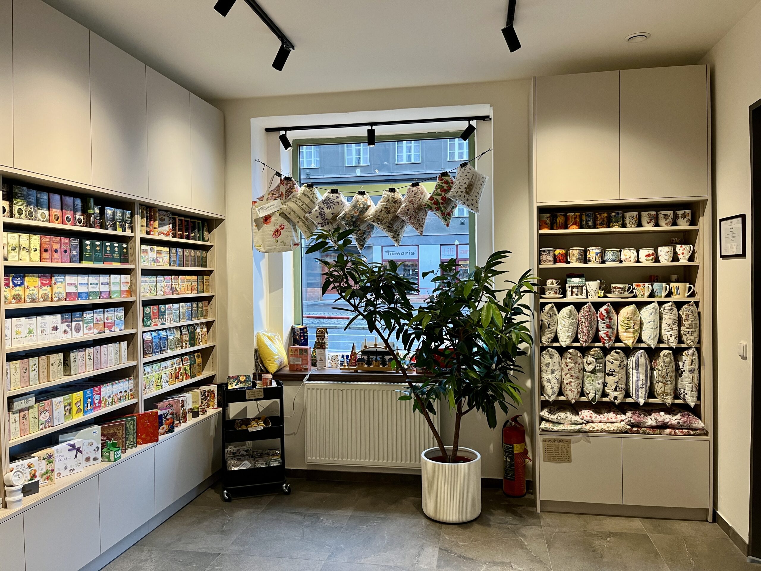 Interiér moderního obchodu s přírodními produkty